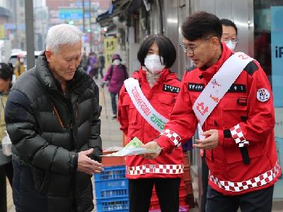 지난 13일 신철원 전통시장 장보기 행사에서 유광종 철원부군수가_산불예방 리훌렛을 주민들에게 배포하고 있다.