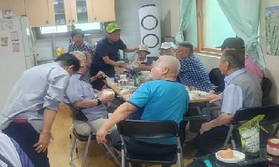 신철원4리 안한욱 이장, 중복 어르신께 삼계탕 대접